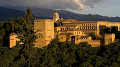 Alhambra
1354-1391
Palace of the Narid sultans in Southern Spain
Light airy interior, fortress like exterior
Built on a hill overlooking Granada
Contains palaces, gardens, water pools, fountains, courtyards
Small low bubbling fountains in each room helps cool temperatures during the summer