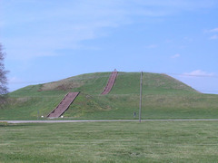 Cahokia, Monks' Mound
(Mississippians)

(Americas)