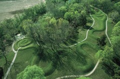 Great Serpent Mound. Adams County, southern Ohio. Mississippian (Eastern Woodlands). c. 1070 C.E. Earthwork/ effigy mound.
-largest serpent mound in the world. most other mounds were destroyed by hopeful farmers. 
-both agricultural and architectural
-snake believed to be holy, containing supernatural powers. They were used in rituals
- head points to summer solstice, whereas the tail points to the winter one. 
- may have been a representation of an astronomical event such as a comet or supernova
- built by either the Fort Ancients, or refurbrished by them