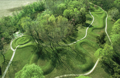 Great Serpent Mound

Southern Ohio, 1070, earthwork mound

Many mounds were enlarged/changed over years, not built at one moment
Effigy (model of a person) mounds popular in Mississpian culture
Influenced by comets, astrological phenomena, head pointed to summer solstice sunset
Rattlesnake as a symbol in Mississippian iconography, play a role interpreting this mound
Snakes associated with crop fertility
No burials or temples associated with the mound
Possible representation of Hailey's Comet