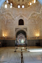 Hall of Sisters Alhambra

Sixteen windows at top of hall, light dissolves into honeycomb patterns shining from the ceiling
Abstract geometric patterns and forms
5000 Muqarnas refract light
Sophisticated and refined interior
Used a reception or music room