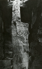 Lanzon Stela. Granite
-inside the old temple of Chavin there is a maze like system of hallways
-at the center is this stone
-its 15 feet tall and blade shaped
- depicts a powerful figure that is part human and part animal
- flat relief; designs in curvilinear pattern
- served as a cult figure
- a center of pilgrimage
