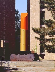 Lipstick (Ascending) on Caterpillar Tracks
Claes Oldenburg. 1969-1974 C.E. Cor-Ten steel, steel, aluminum, and cast resin; painted with polyurethane enamel