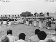 Processional welcoming Queen Elizabeth II to Tonga with Ngatu launima (tapa cloth). Tonga, central Polynesia. 1953 C.E. Multimedia performance (costume; cosmetics, including scent; chant; movement; and pandanus fiber/hibiscus fiber mats), photographic documentation.